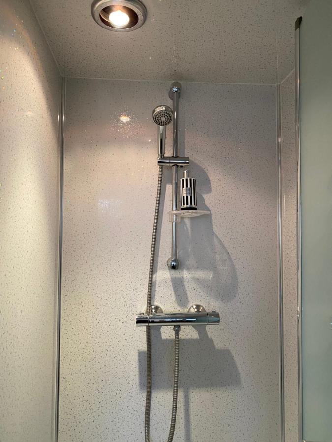 1 Luxurious Double Bedroom With Private Shower Reading Exterior photo