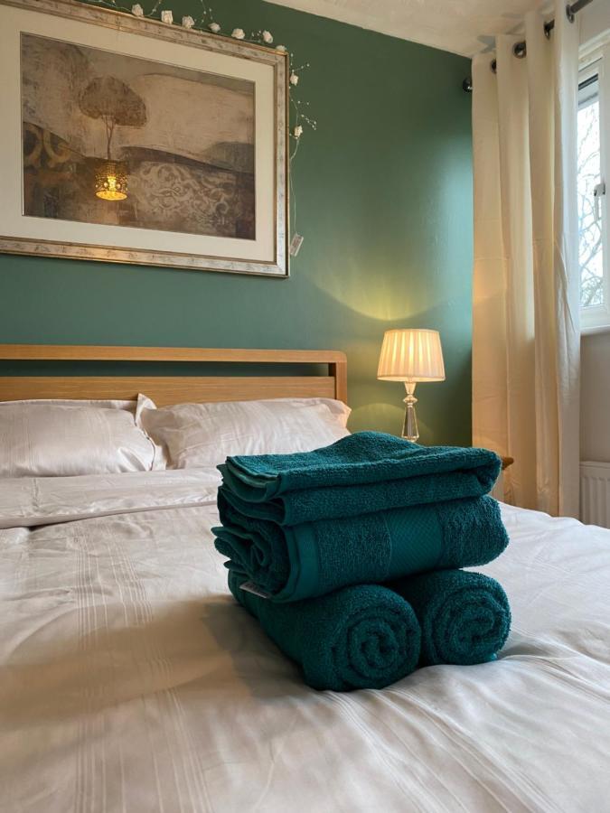 1 Luxurious Double Bedroom With Private Shower Reading Exterior photo