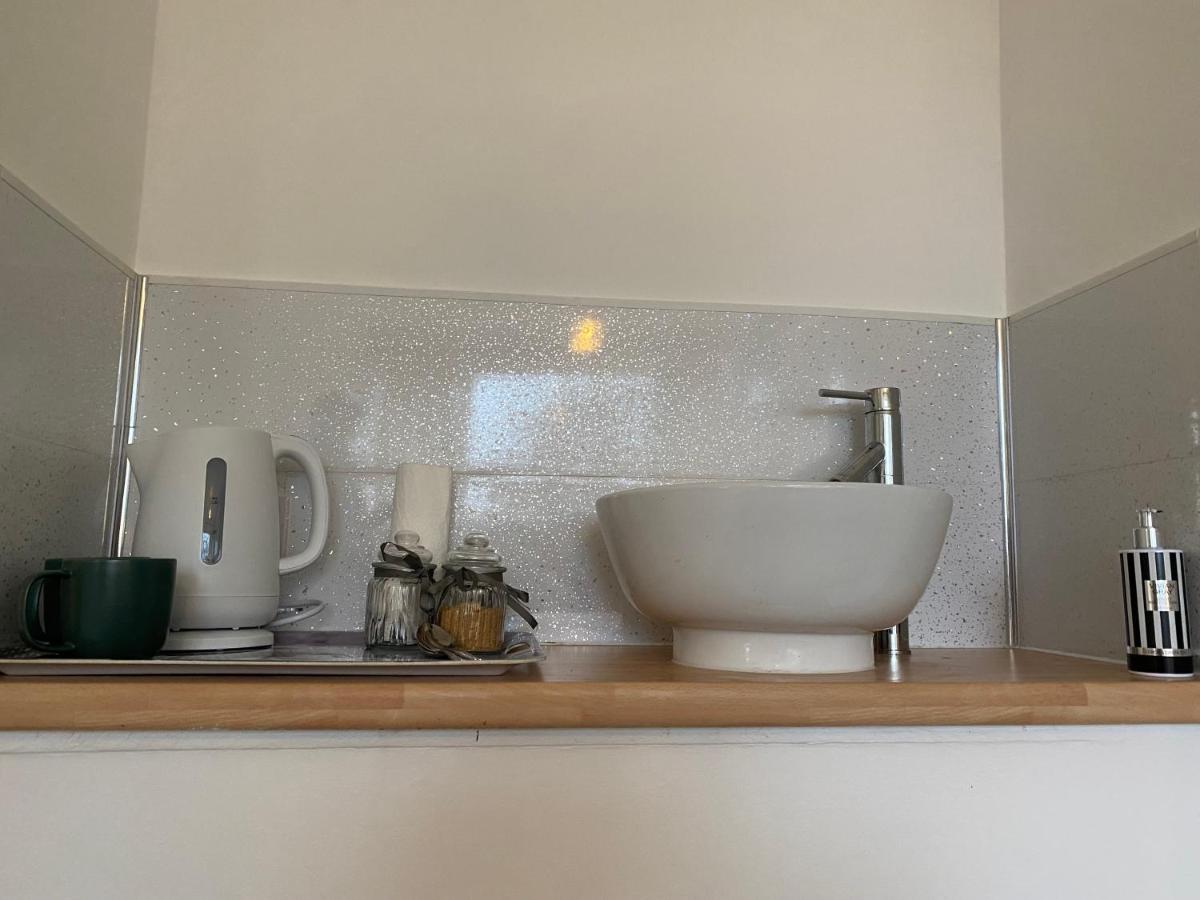 1 Luxurious Double Bedroom With Private Shower Reading Exterior photo