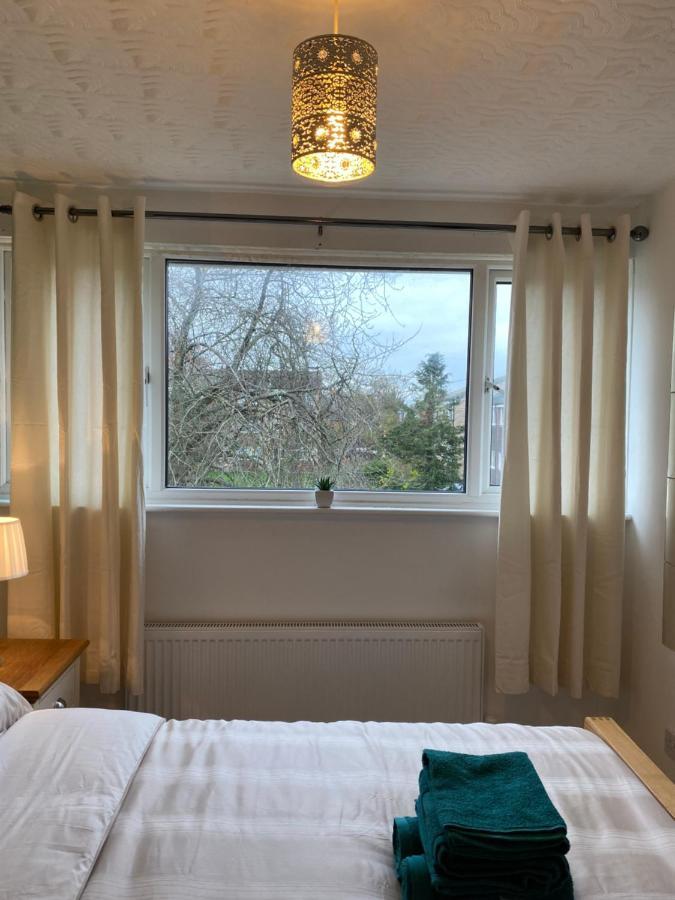 1 Luxurious Double Bedroom With Private Shower Reading Exterior photo